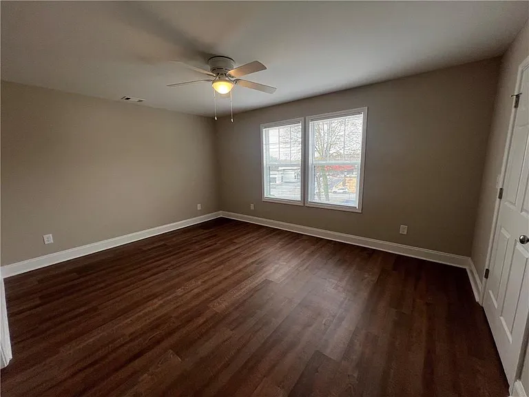 1027 Park Hill Dr — Photo 7