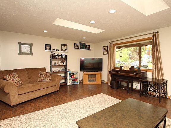 4th image of 5 Byron Dr