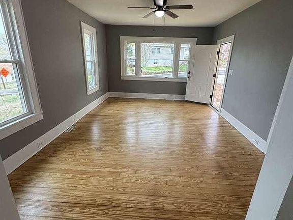 3rd image of 121 Falls Rd