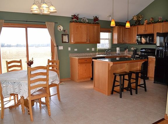4th image of 932 Louise Dr