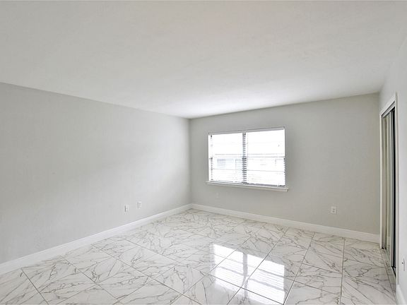 4th image of 1626 SW 14th St Unit 18
