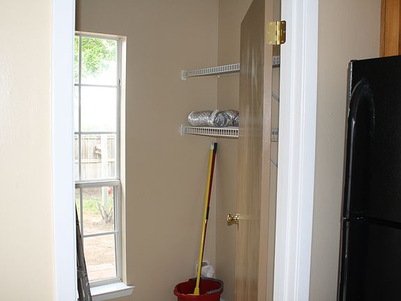 3rd image of 909 Todd Ln