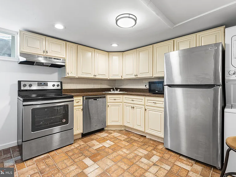 8 Bristow Pl — Photo 6