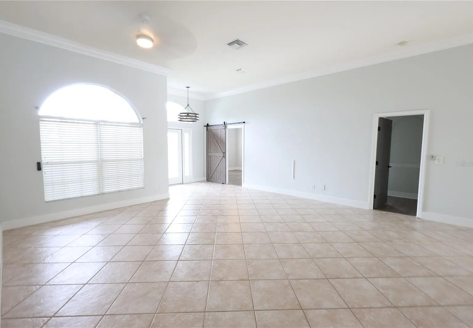 5 bed, 2826 sqft, $3,700 — Photo 3