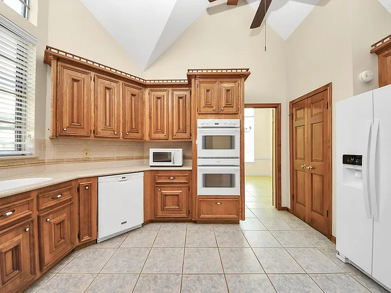 10503 Great Plains Ln — Photo 15
