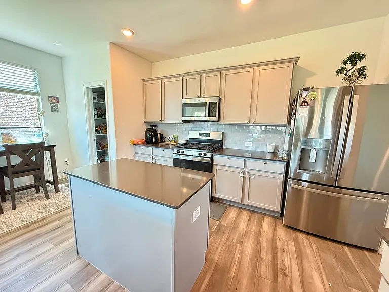 1601 Lake Grove Dr — Photo 11