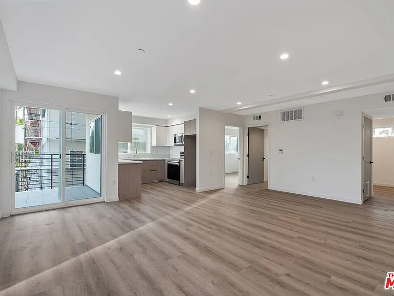 10918 Camarillo St #403 — Photo 2