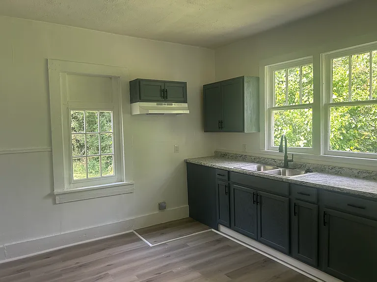 215 Dewitt Ave — Photo 5