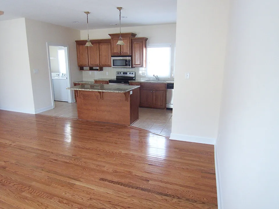 537 E Hall Ln
