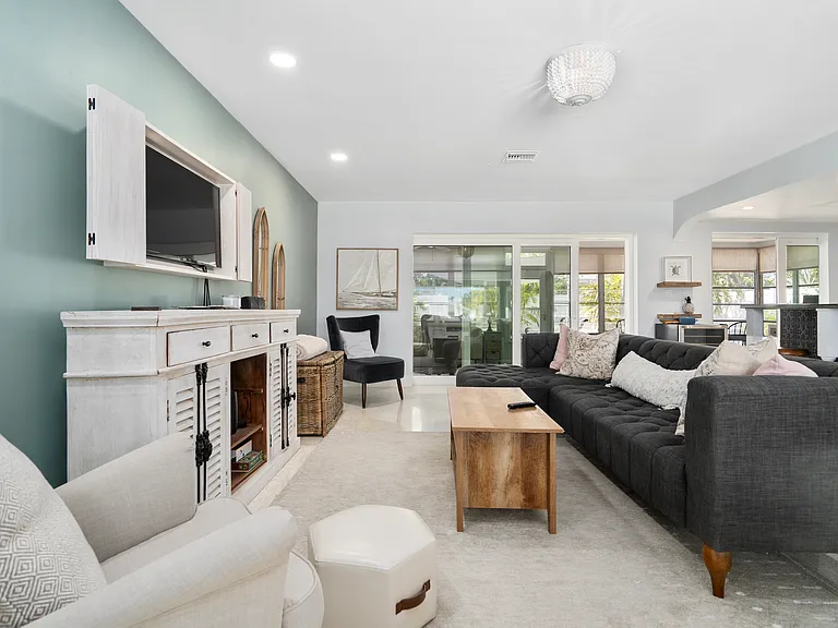 330 N Tessier Dr — Photo 11