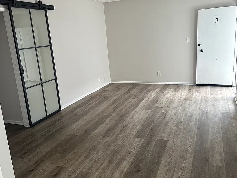 2520 Vanderbilt Ln #3 — Photo 2