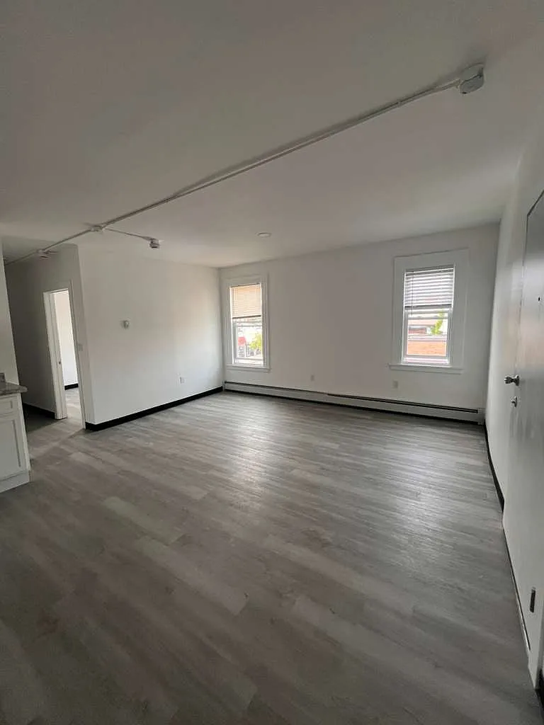 3 bed, $1,900 — Photo 1