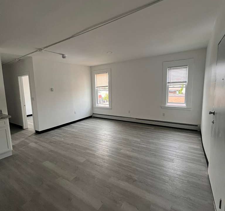 1st image of 654 Park St #3
