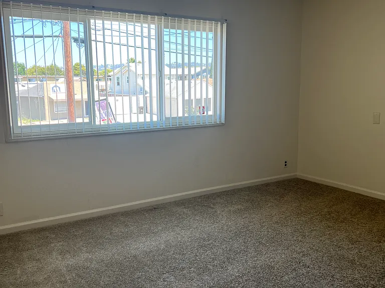 22331 Meekland Ave #UPSTAIRS — Photo 6