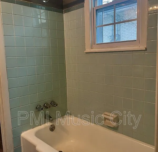 1208B Kirkwood Ave — Photo 9