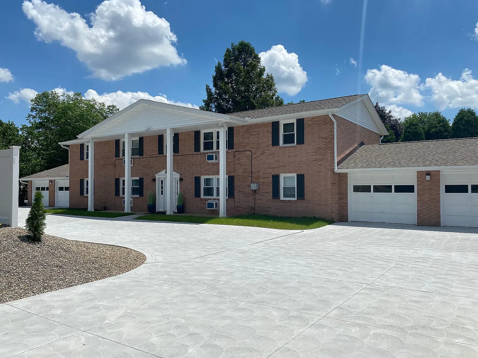 2 bed, 900 sqft, $1,275 — Photo 1