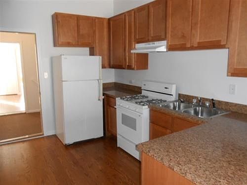 2nd image of 1468 W Erie St APT 1R