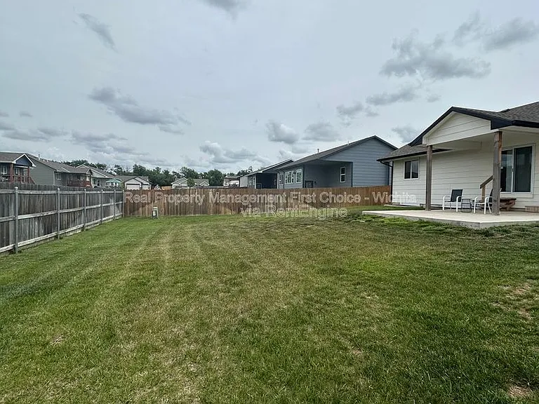902 E Bellows St — Photo 4