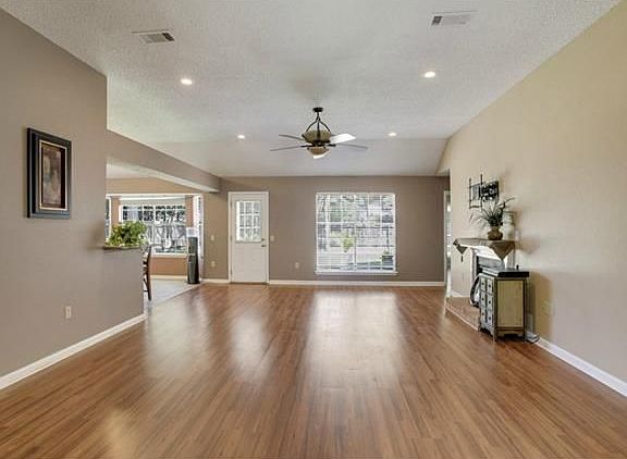 3rd image of 2224 W Canterbury Dr