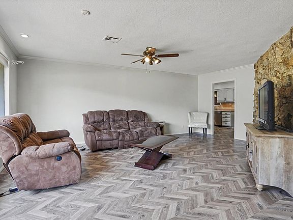 4th image of 5737 E 58th St