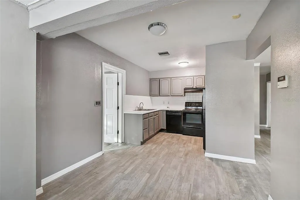 4 bed, 2.0 bath, 1400 sqft, $2,875 — Photo 4
