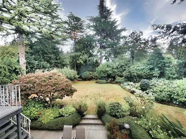 4575 Sumner Pl, Saanich, BC V8N 3V8