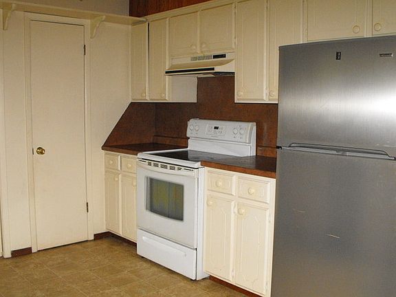 3rd image of 124 Crestwood Dr