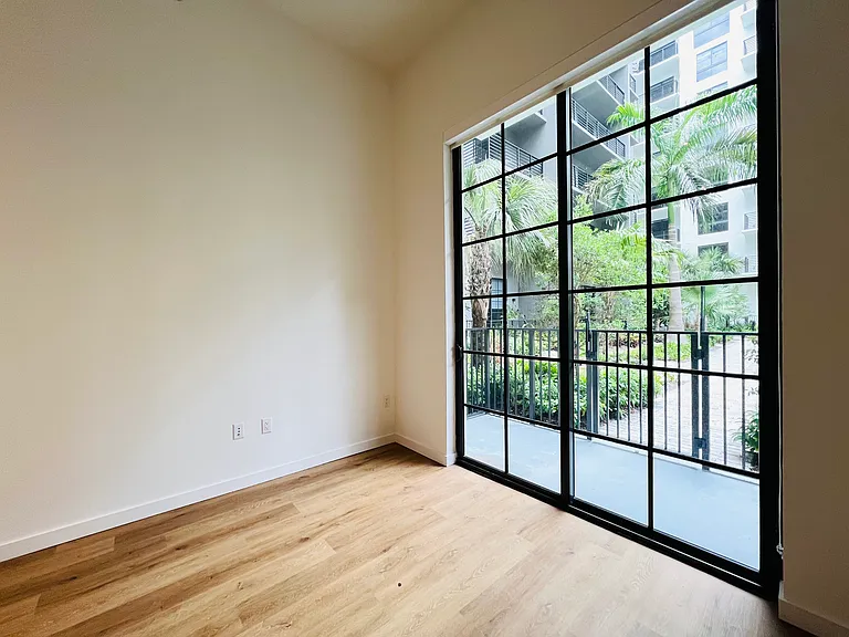 1652 NE 124th St #102 — Photo 7