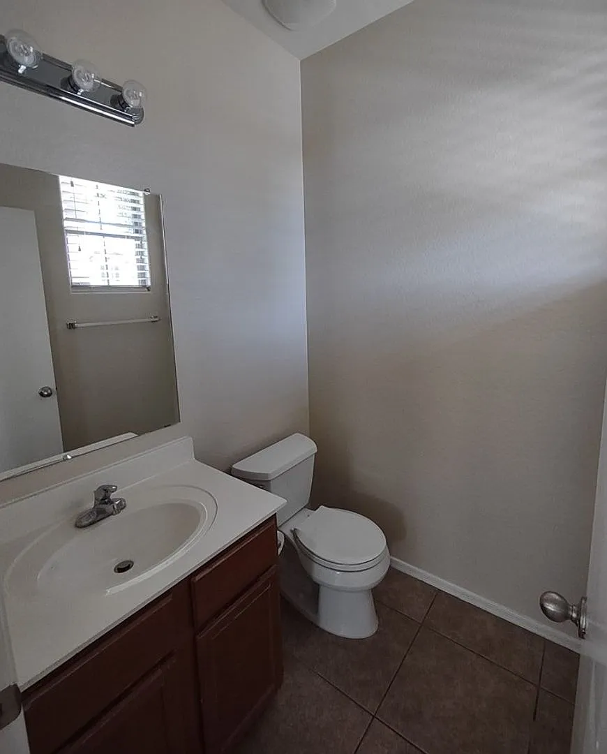 Charming 3 Bedroom, 2 Bath Home in Avondale — Photo 3