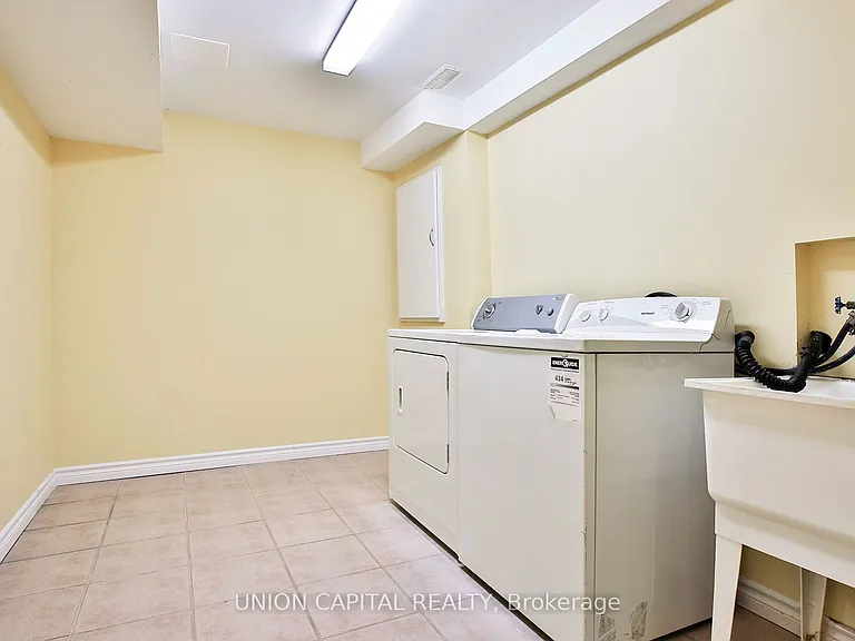 762 Caboto Trl — Photo 21