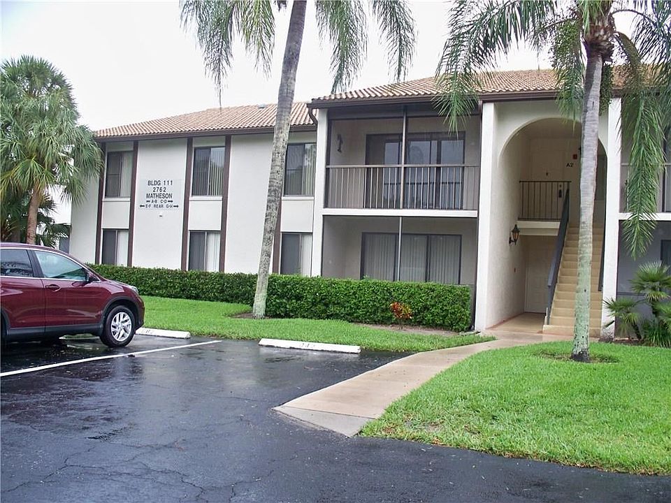 Pine Ridge upstairs corner condo with screened balcony Bldg 111 A2. Parking right in front of buildi