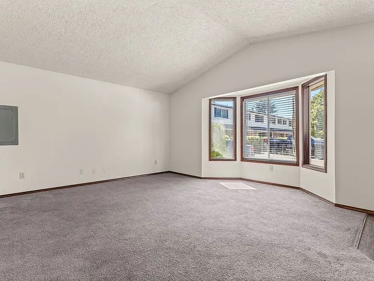3605 NE 49th St — Photo 5