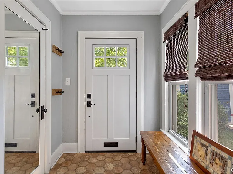 562 Buckingham Ave — Photo 3