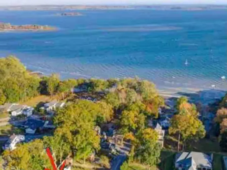Red arrow shows cottage rental location.