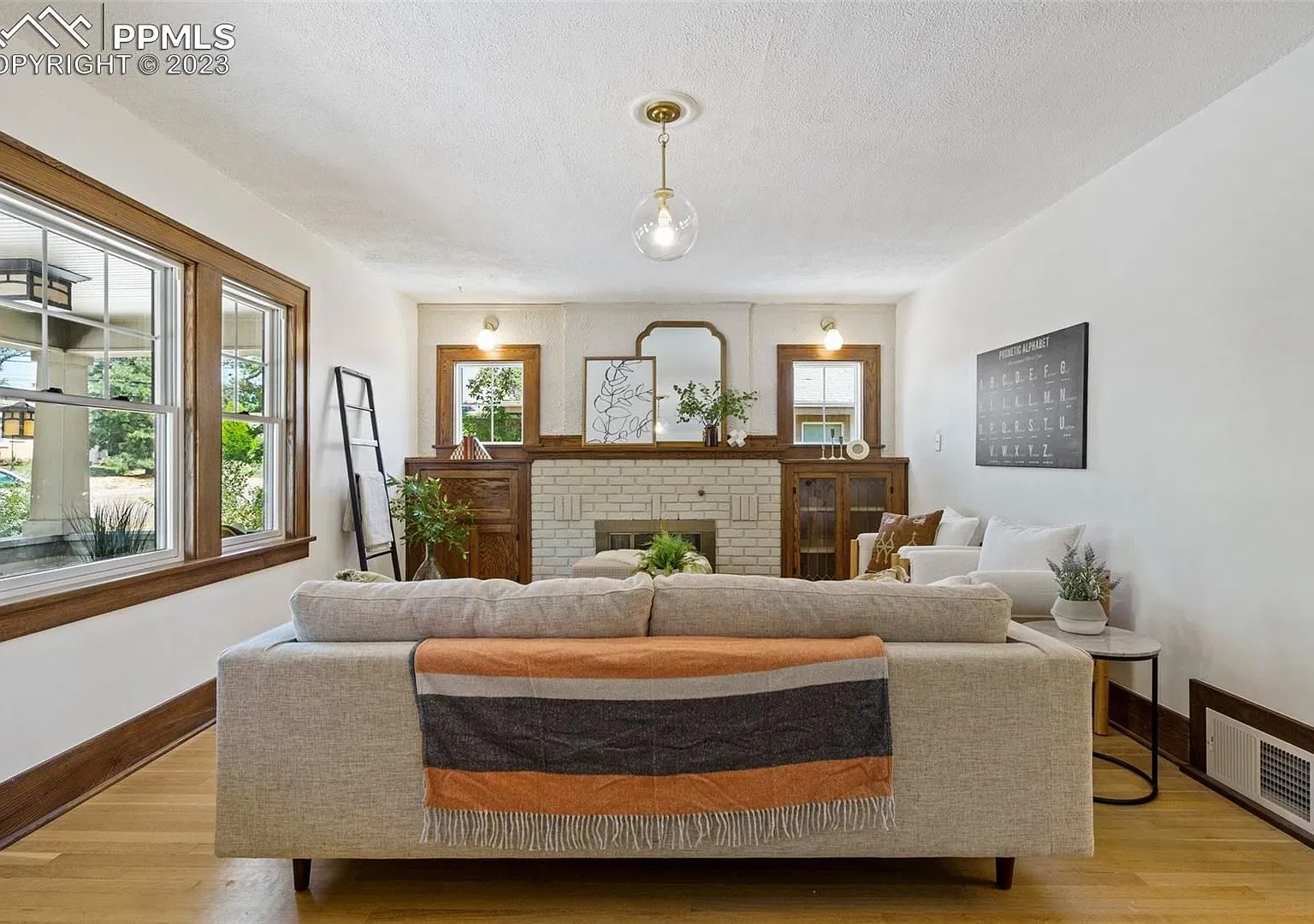 Updated Craftsman, minutes to downtown - 4 bedroom, 2 bath, alley parking + garage — Photo 4