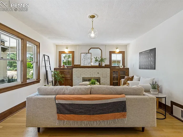 1609 E Platte Ave — Photo 4