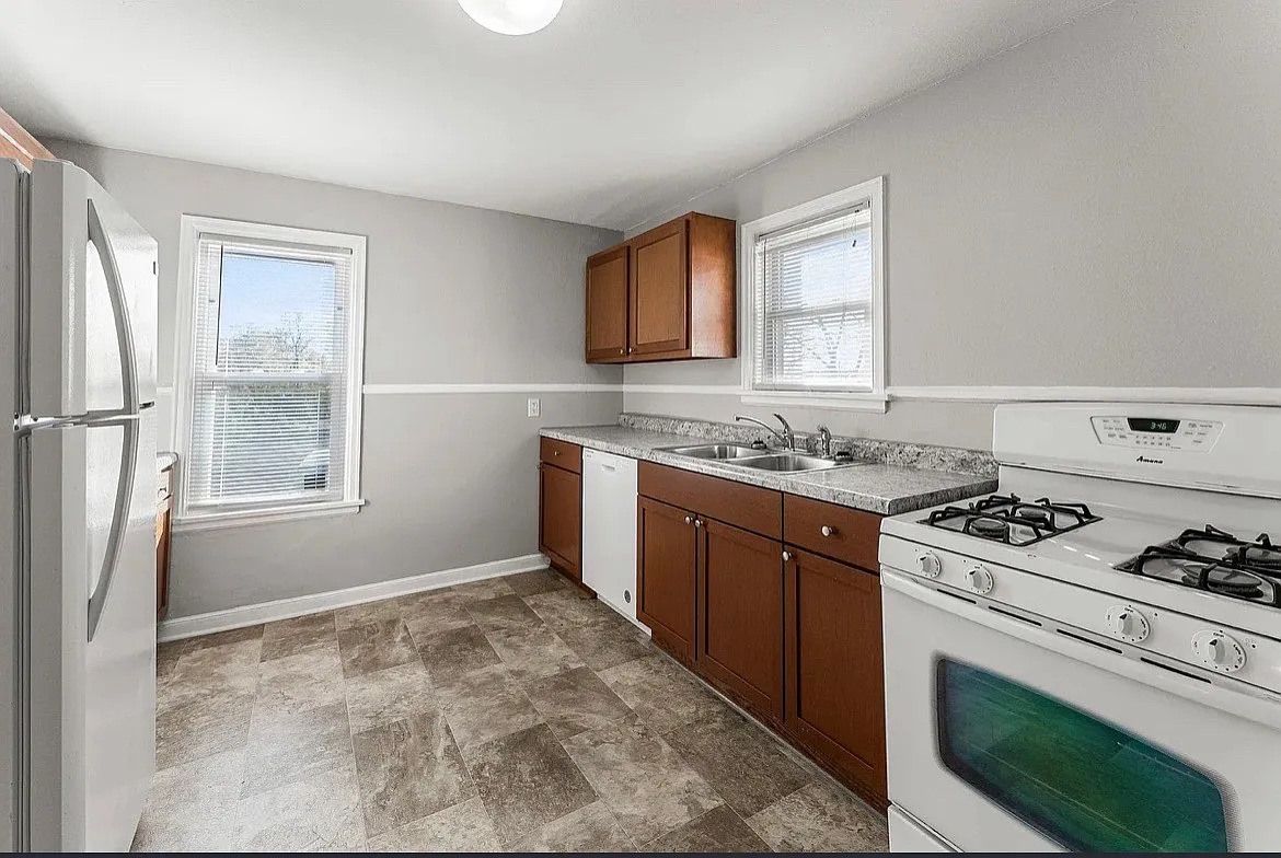 383 Dewey St — Photo 3