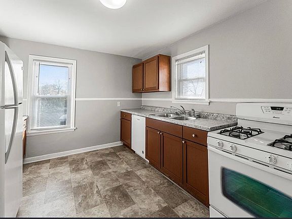 3rd image of 383 Dewey St