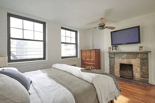 Sold by Triplemint | media 2