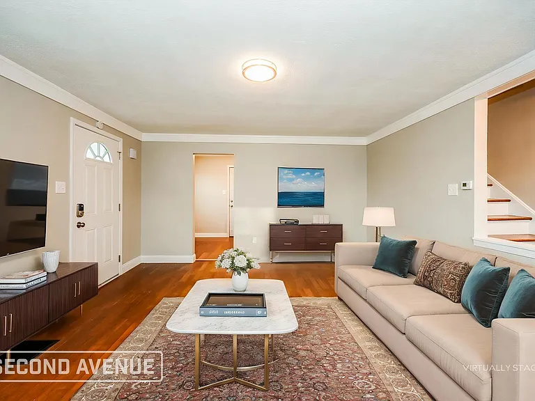 5589 Raceview Ave — Photo 2