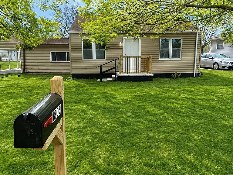 1808 Mullens Ave — Photo 2