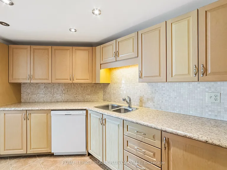 100 Bronte Rd #404 — Photo 18