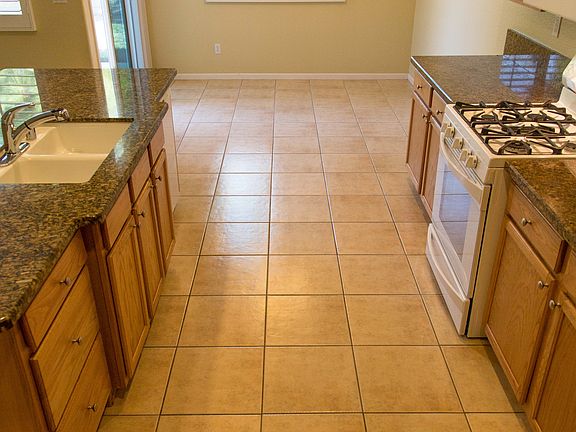 4th image of 638 Farrington Ln