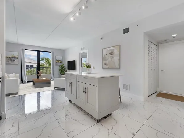 250 W Hidden Valley Blvd #2, Boca Raton, FL 33487