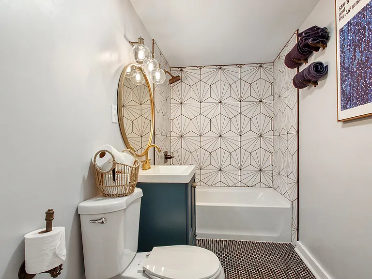 4023 Charlotte St — Photo 8