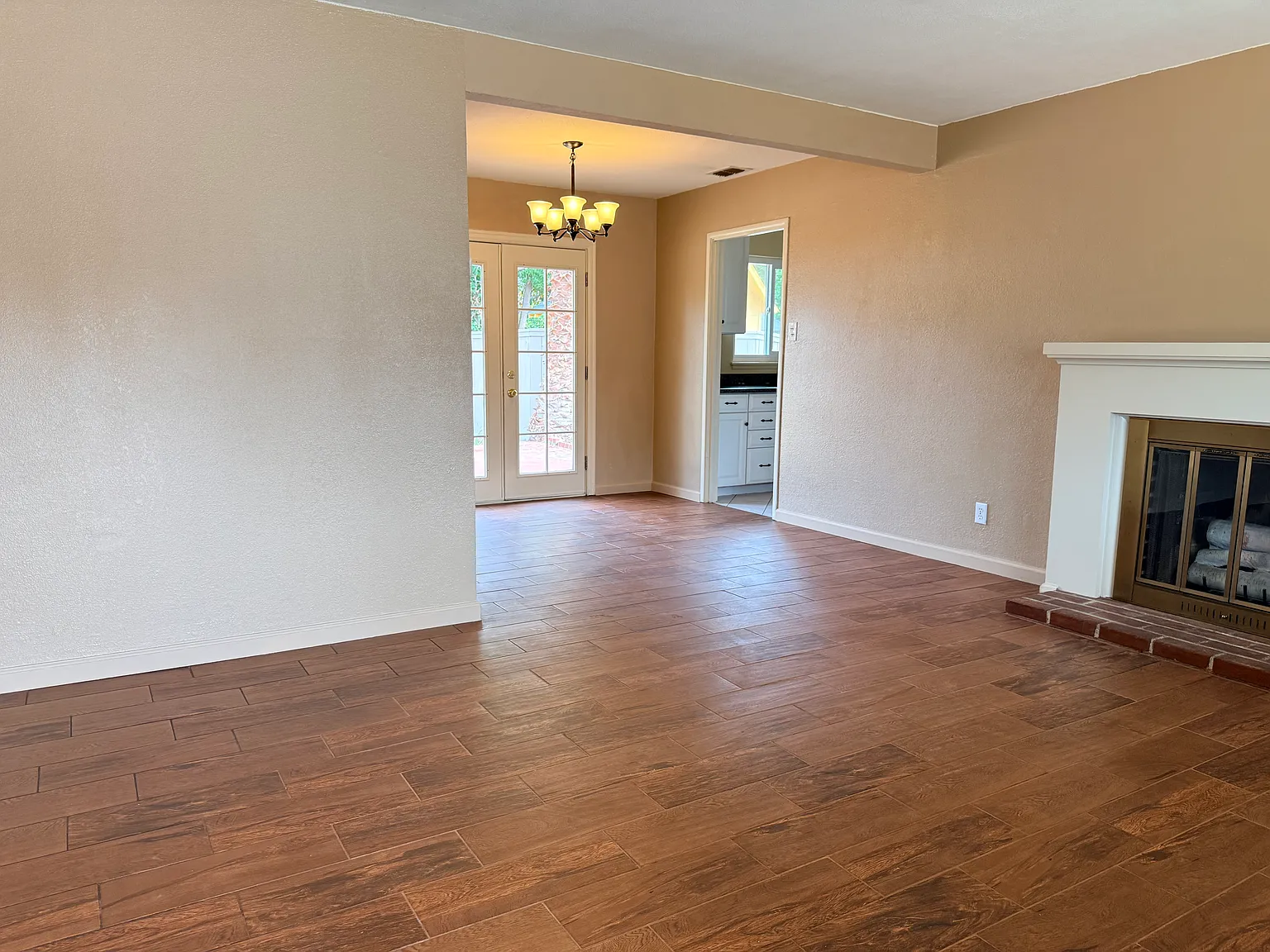 3 bed, 1021 sqft, $2,679 — Photo 2