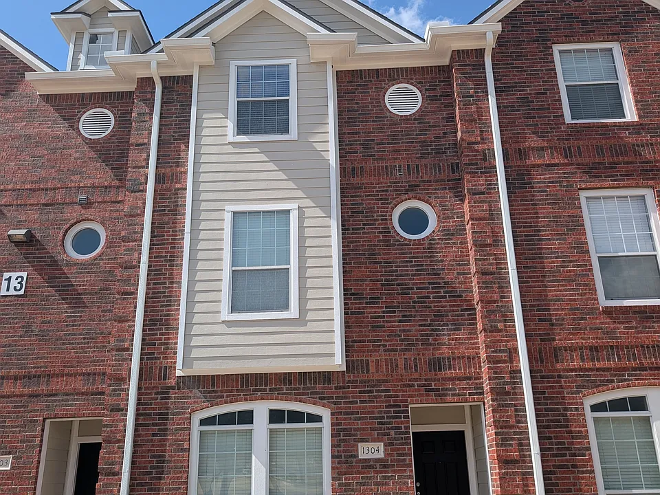 305 Holleman Dr E #1304