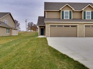 2808 Chasehire Dr, Lawrence, KS 66046