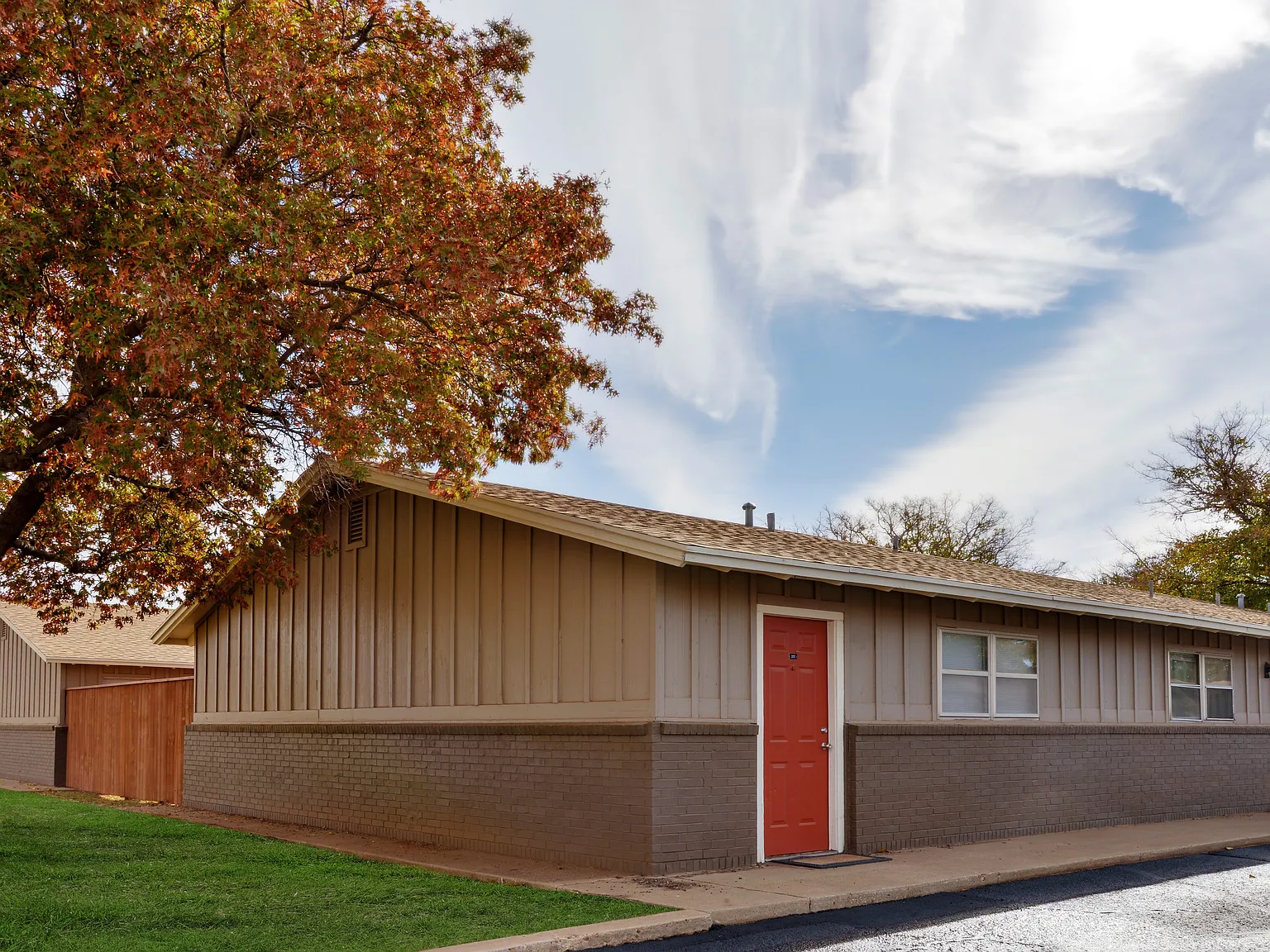 Oak Creek Apartments — Photo 3