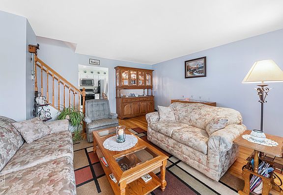 3rd image of 744 N Eastland St